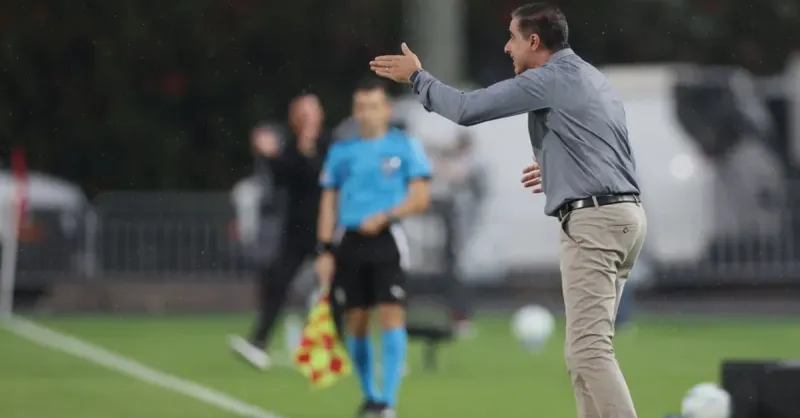 Paiva admite pressão no Botafogo e busca evolução para Libertadores