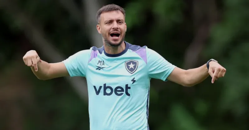 Anselmi exalta jovens do Botafogo e comenta alívio com fim do transfer ban da FIFA